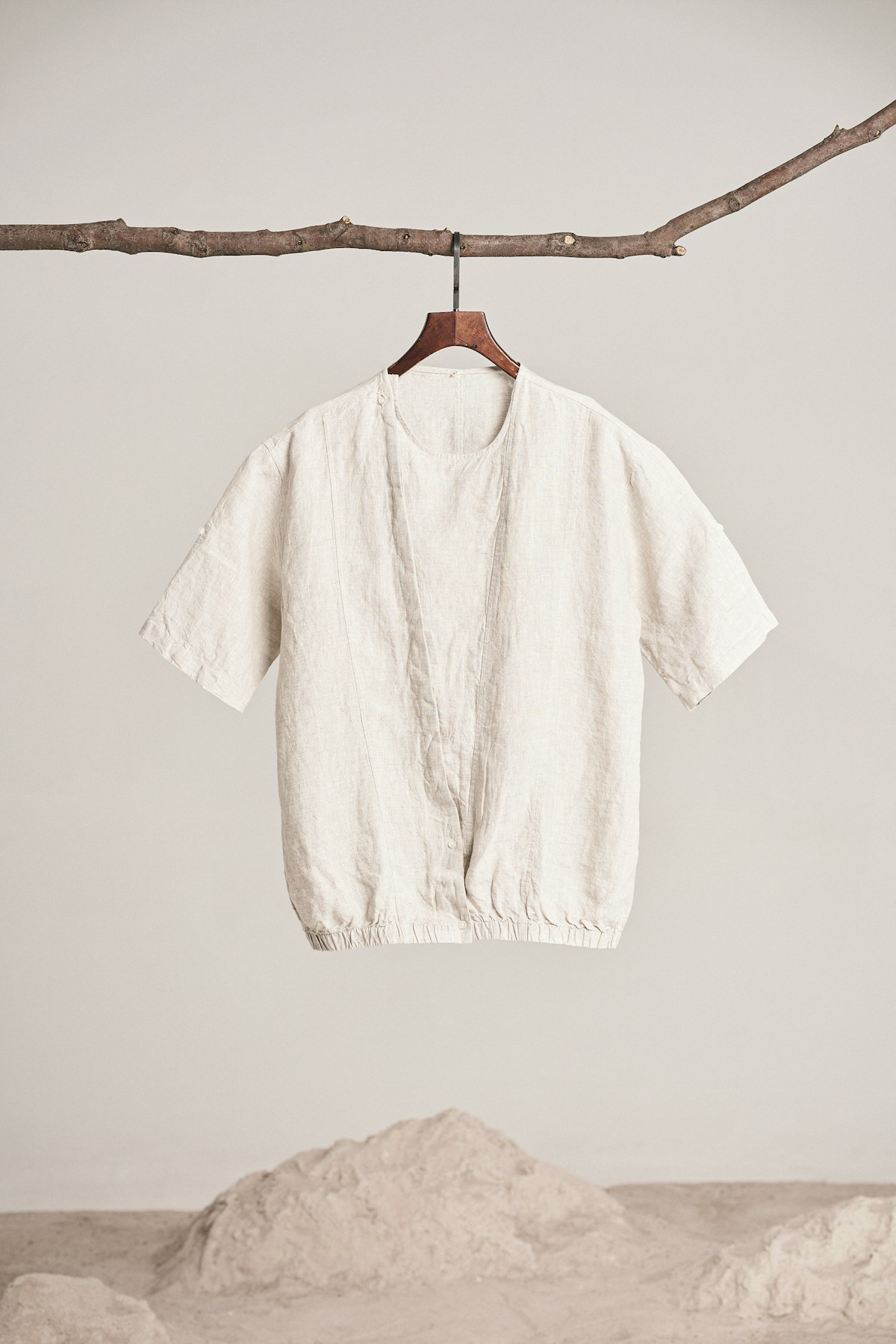 Look 08 — neutral linen set with leather accessories