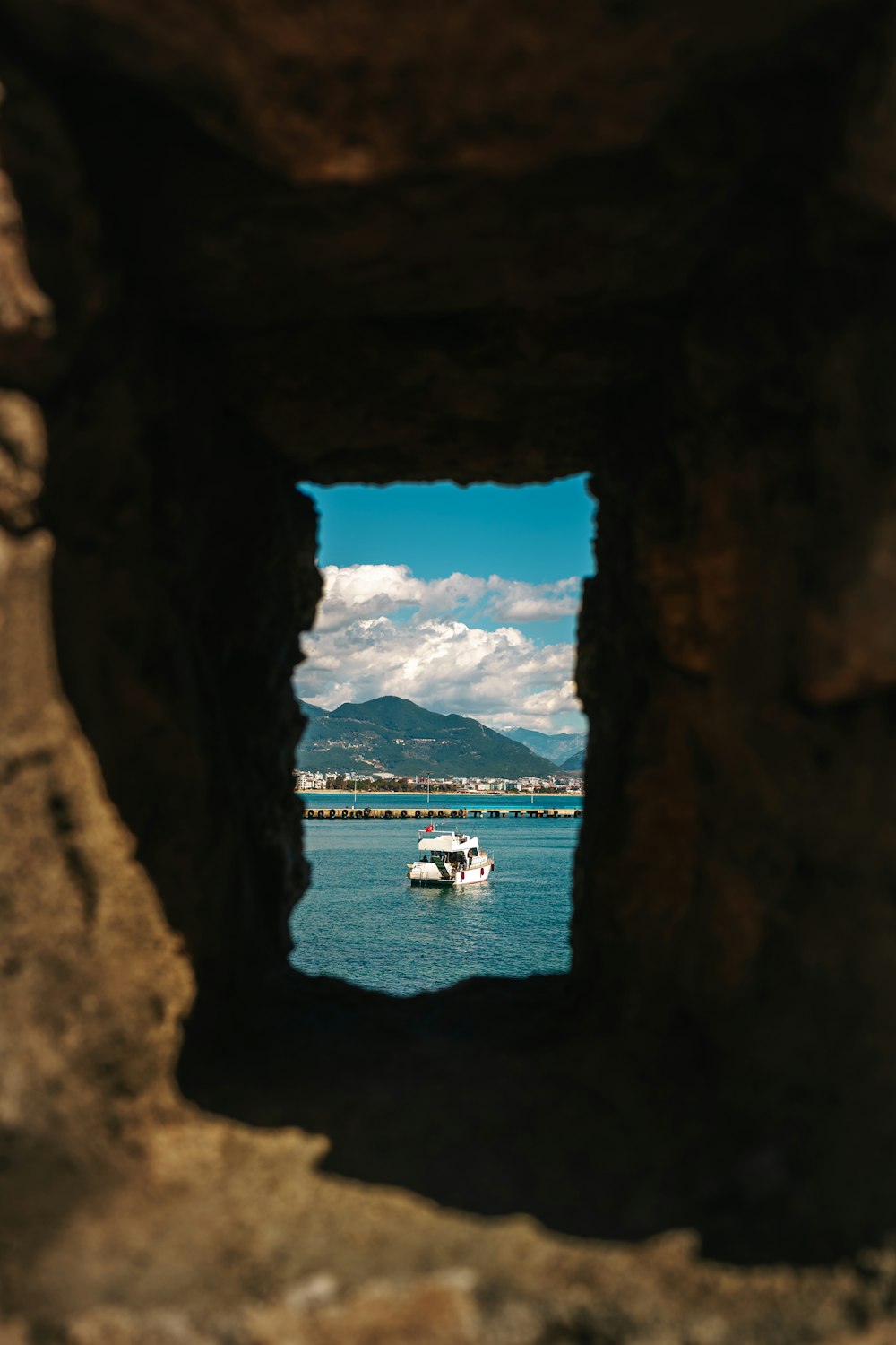 uma vista do oceano através de um buraco em uma rocha