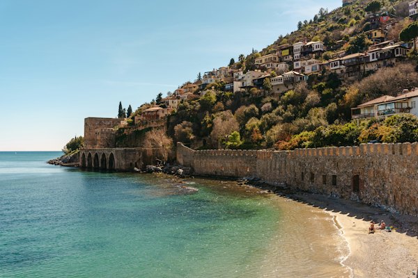 A view of a beach with a hill in the background — Alanya, Turkey
