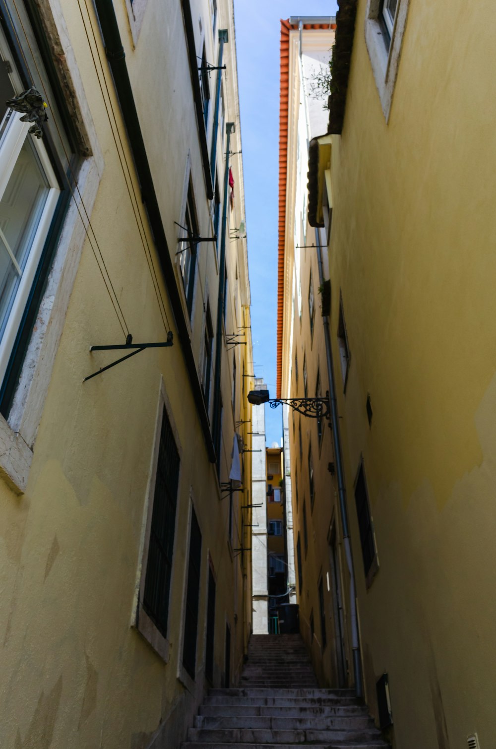 a narrow alleyway between two buildings in a city