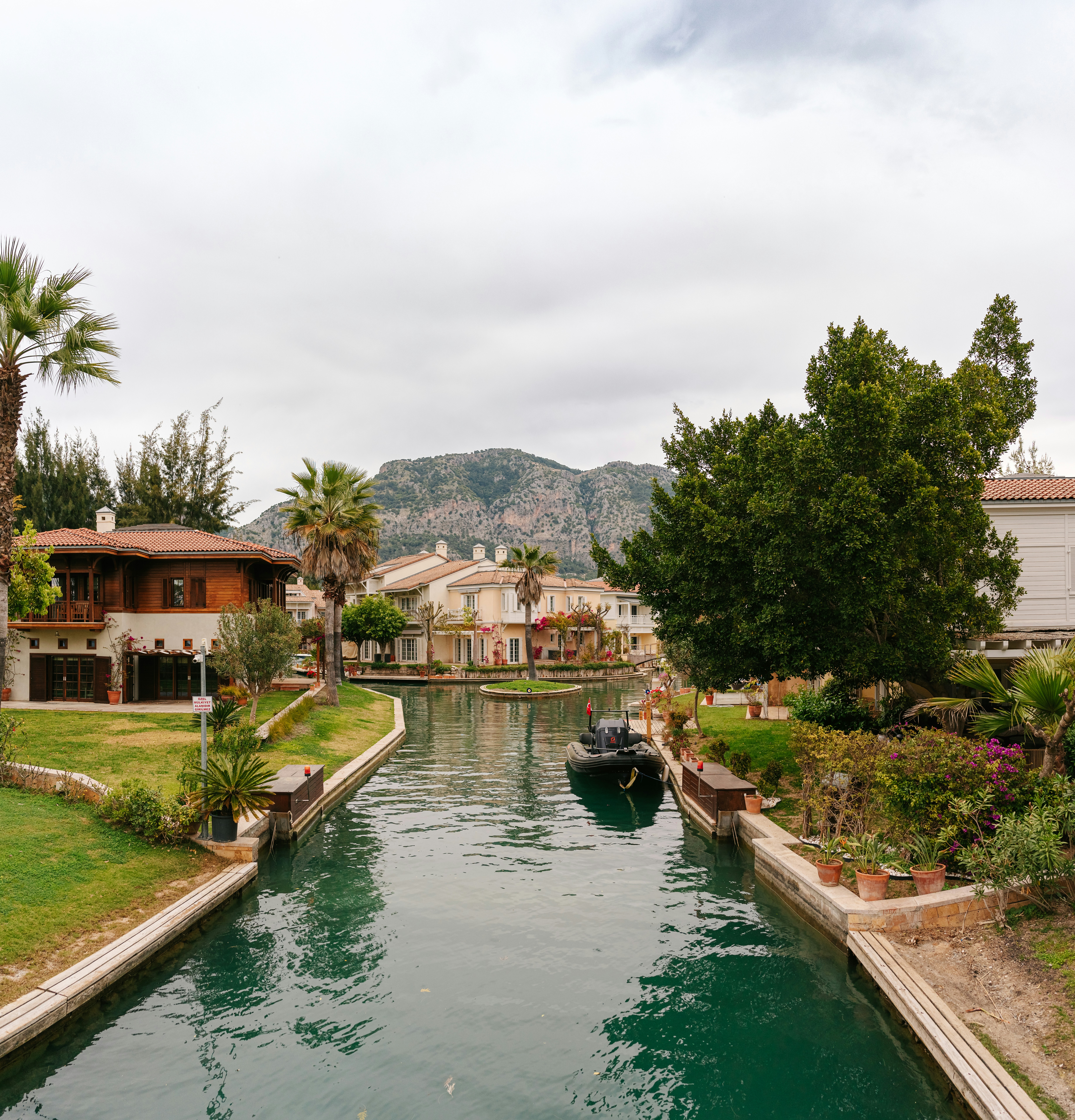 Photo by igorharrier