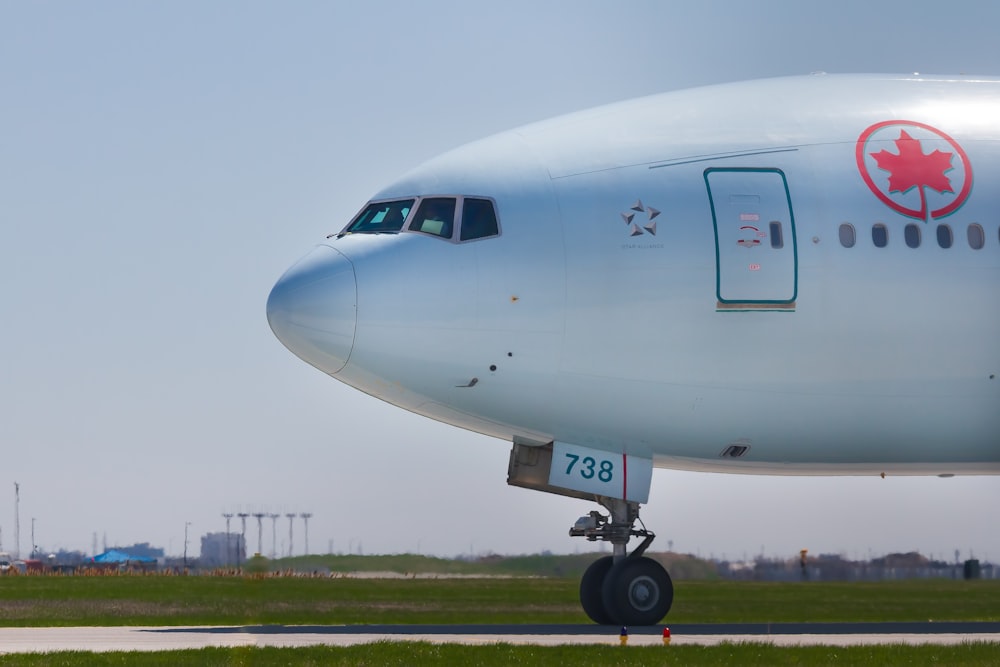 um grande jato sentado em cima de uma pista do aeroporto