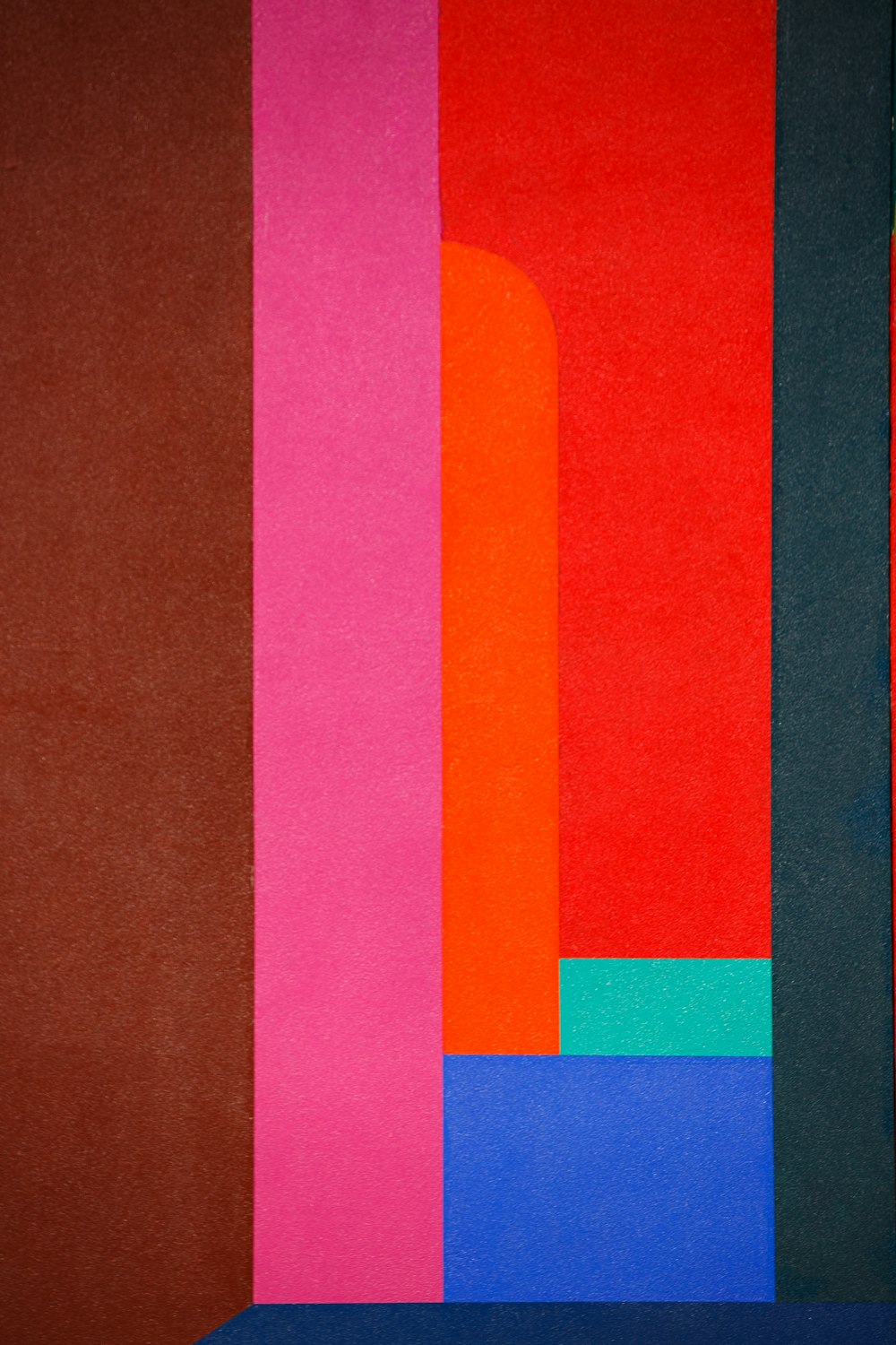 ein abstraktes Gemälde eines roten, orangefarbenen, blauen und rosa Rechtecks