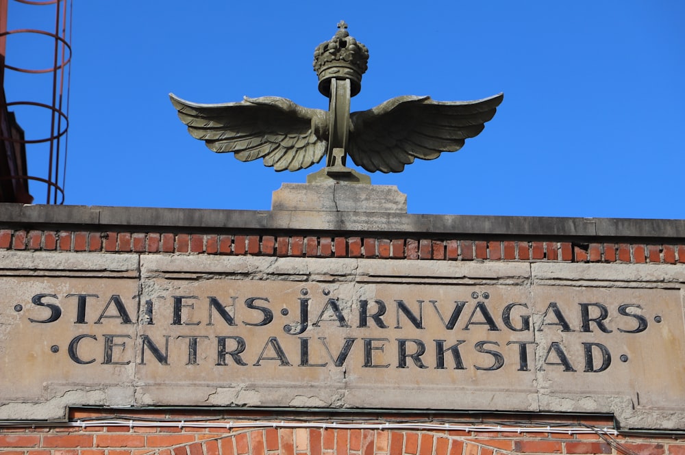 eine Statue eines Vogels auf dem Dach eines Gebäudes