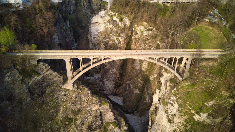 Vue aérienne d’un pont au-dessus d’un canyon