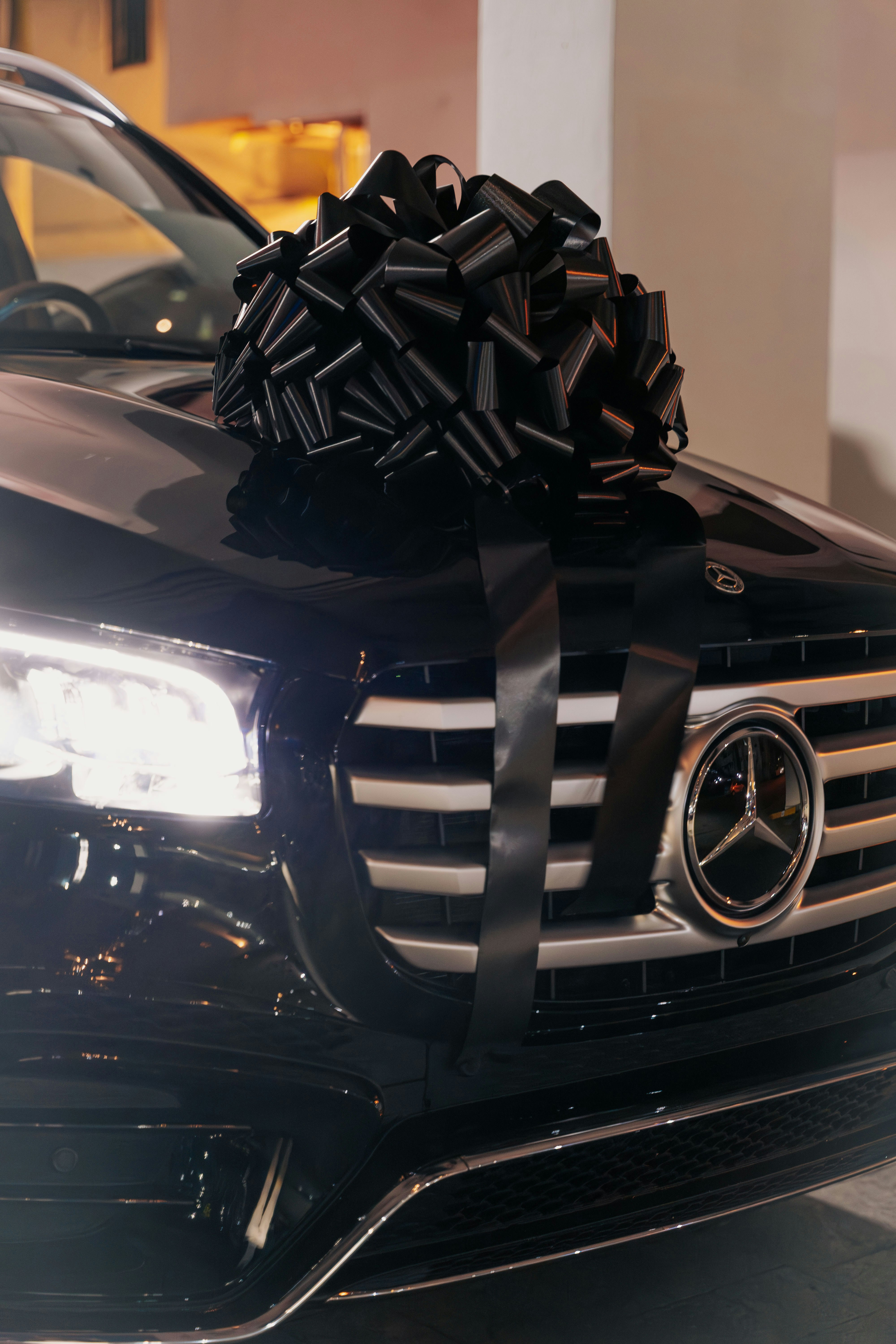 Ein Mercedes-Auto mit einer Schleife auf der Motorhaube