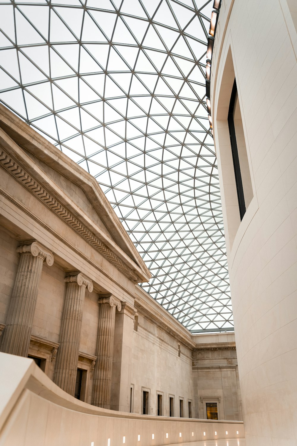 un grand bâtiment avec une verrière et des colonnes