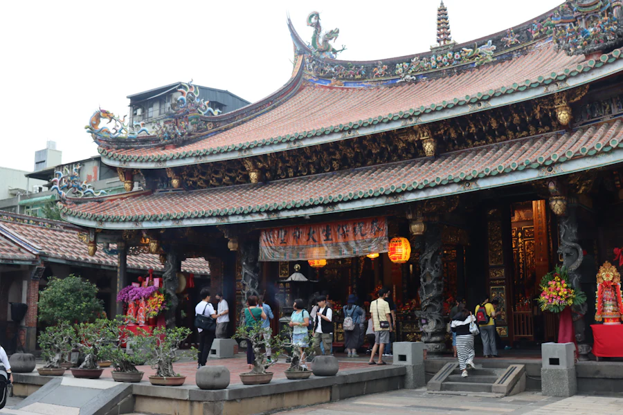 Taiwanischer Tempel mit geschwungenem Schwalbenschwanzdach