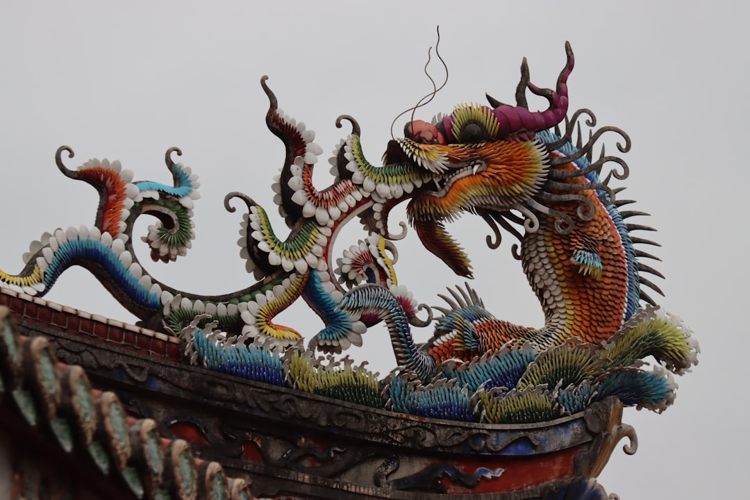 a dragon statue on top of a building, dragon decoration on temple roof of Boan Temple, Taipei, Taiwan