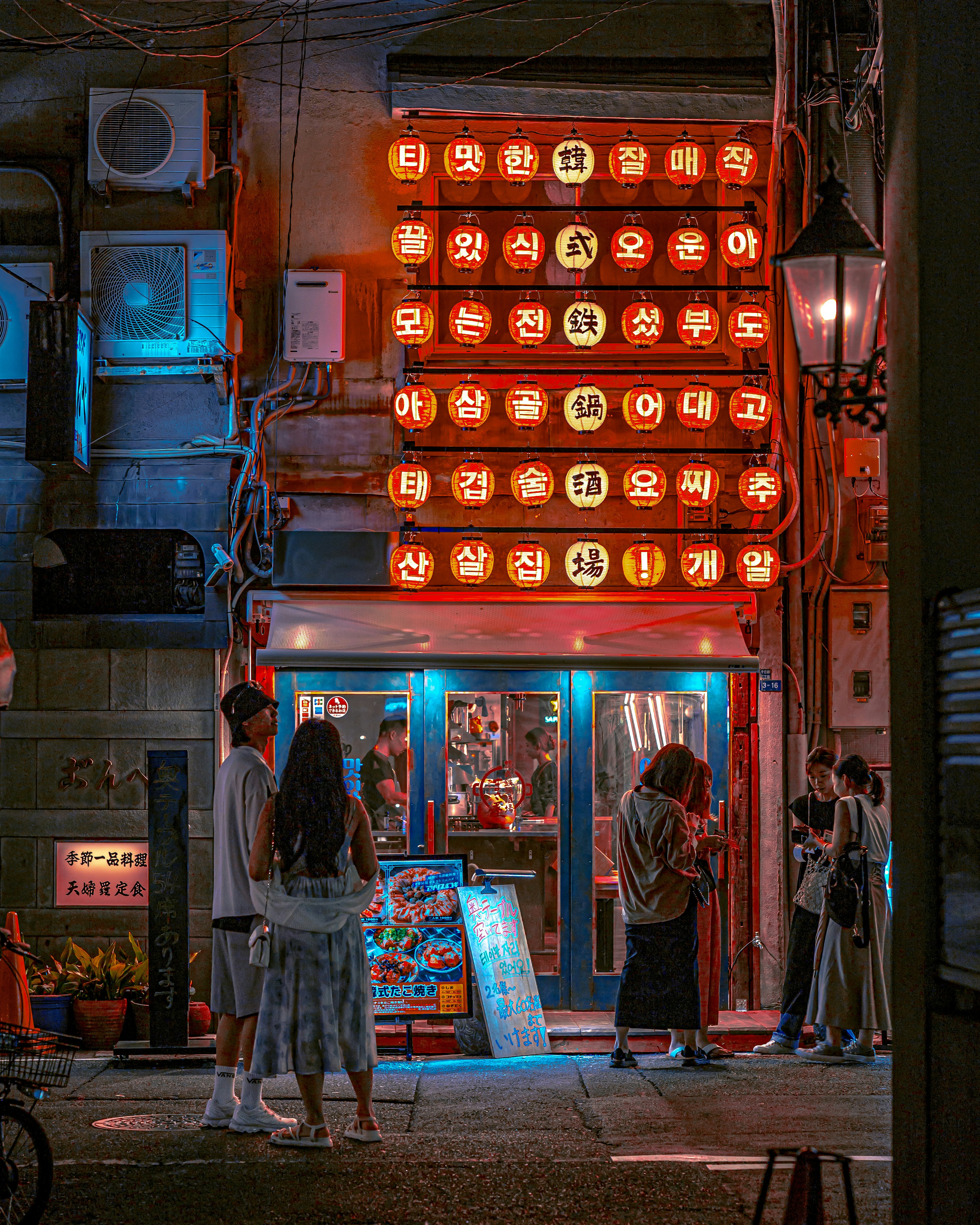 Un grupo de personas de pie frente a una tienda