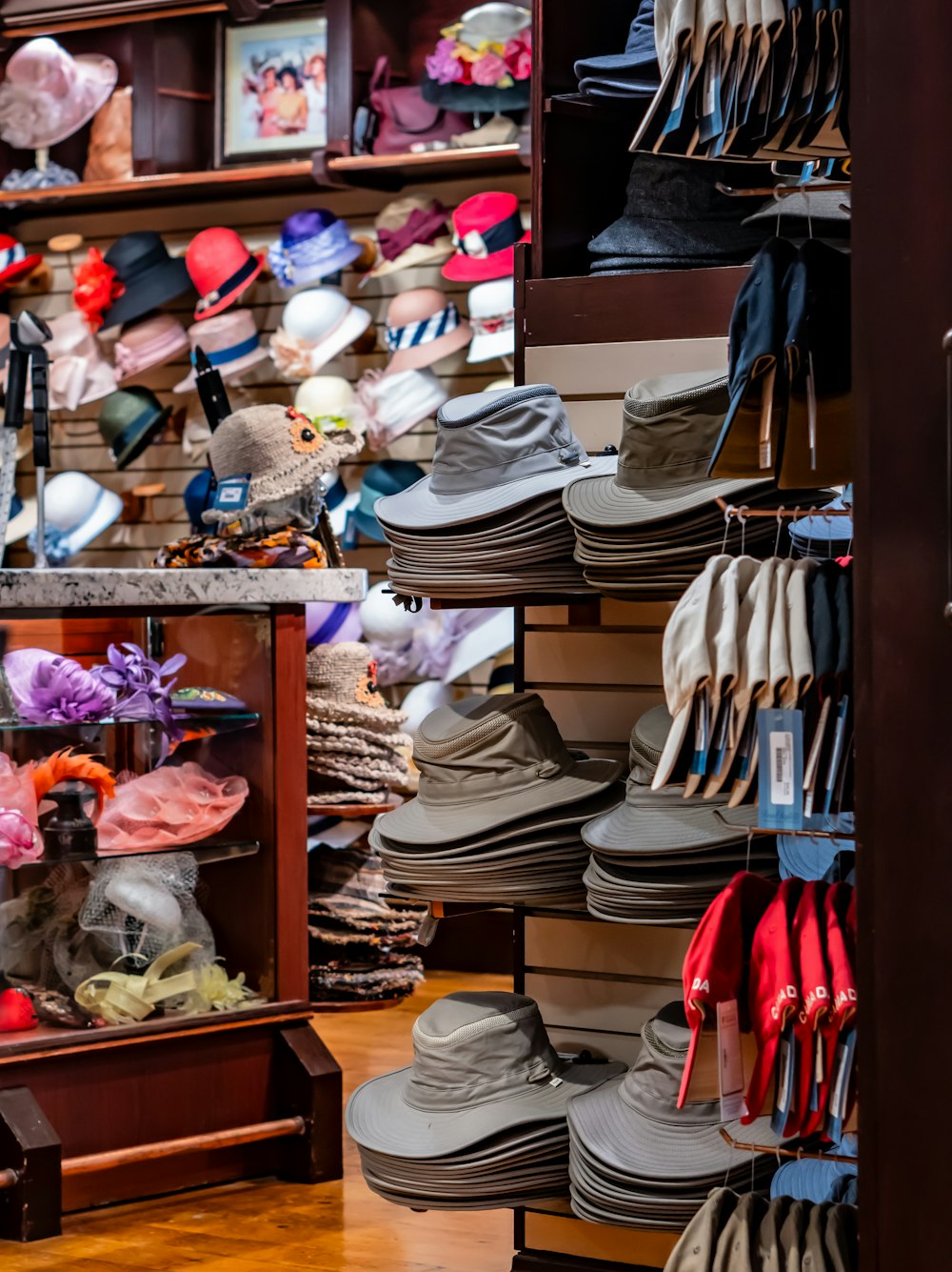 Un magasin rempli de chapeaux et de chaussures