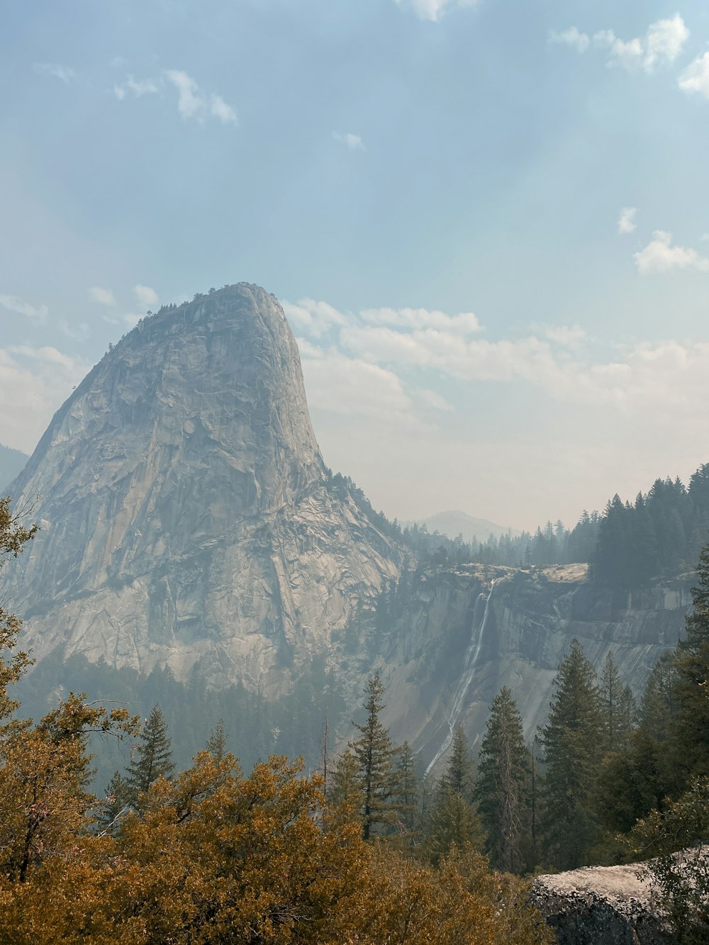 une vue d’une montagne avec des arbres au premier plan