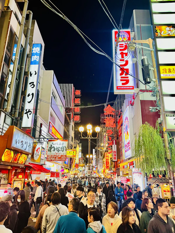 Jalan Dotonbori di Osaka dengan papan iklan dan keramaian