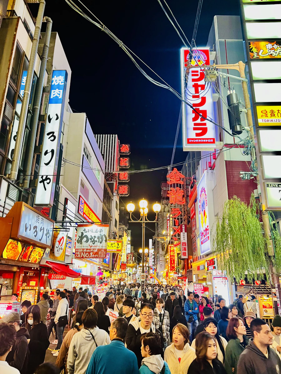 Jalan Dotonbori di Osaka dengan papan iklan dan keramaian