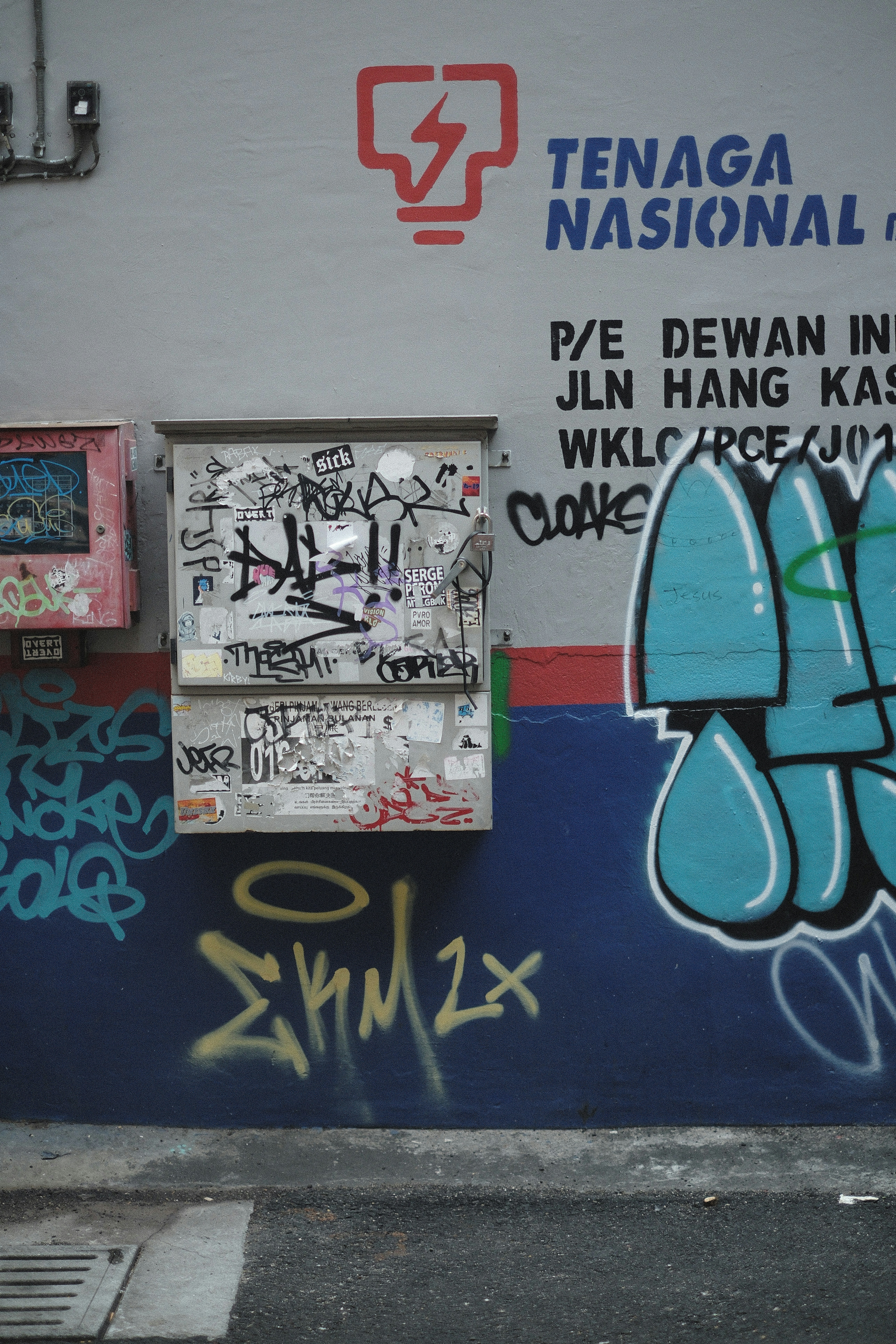 dinding yang memiliki beberapa grafiti di atasnya