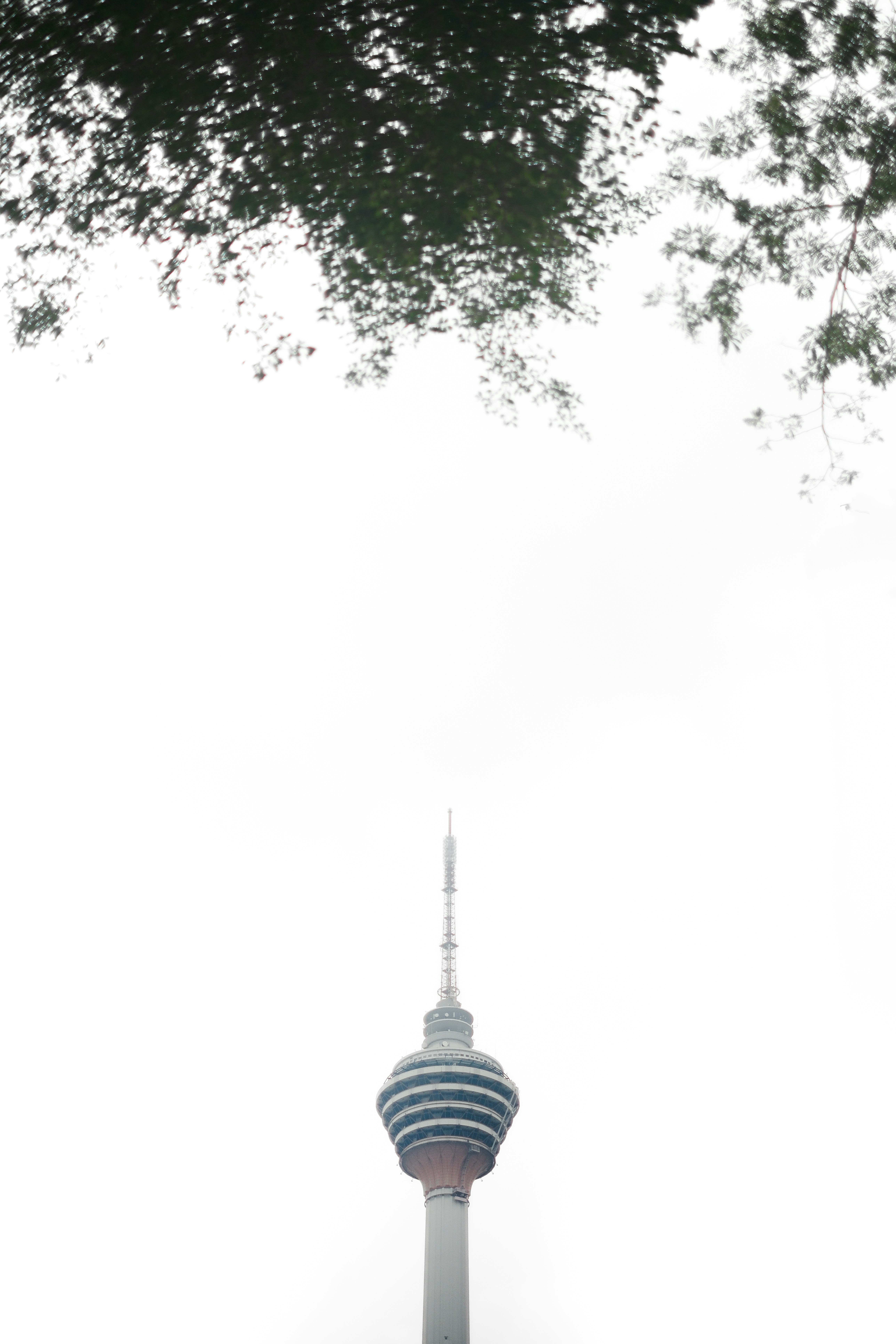 menara yang sangat tinggi dengan jam di sisinya