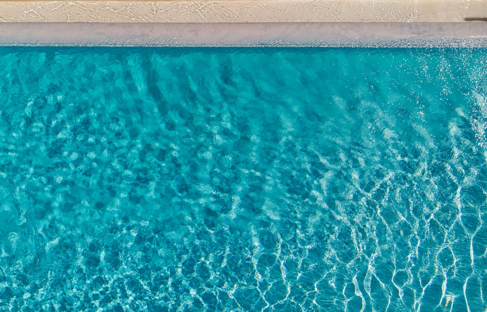 Una vista aérea de una piscina con agua azul