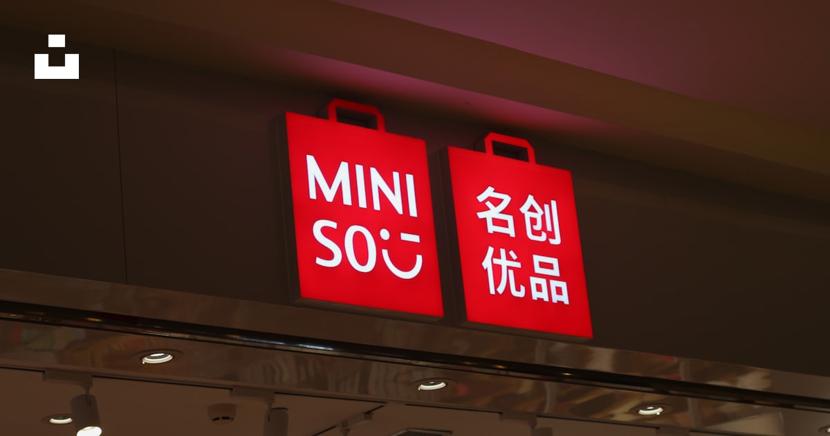 A red sign that says mini sou in two languages photo – Free Miniso ...