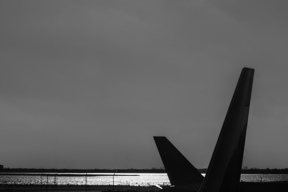 Una foto in bianco e nero di un'ala di un aeroplano