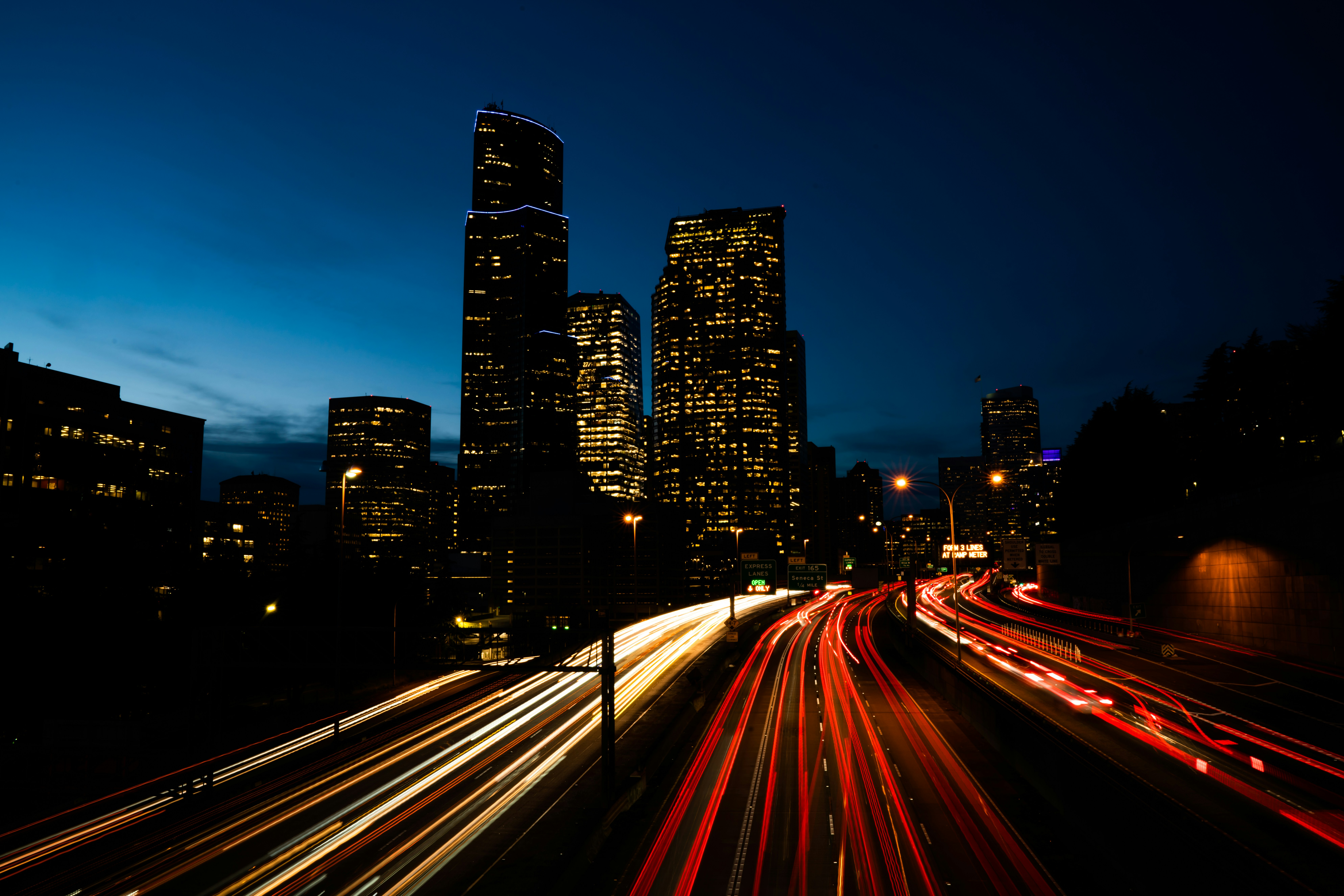 Blick auf eine Stadt bei Nacht von einer Brücke aus