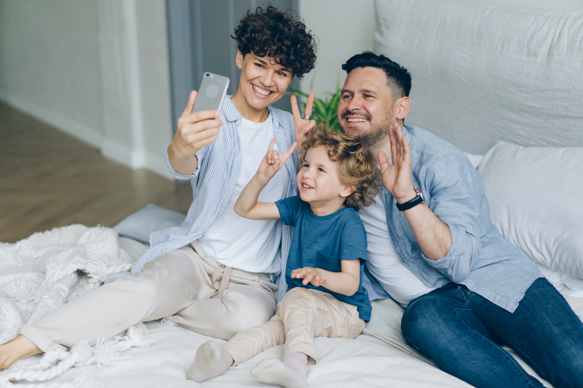 Familia feliz tomándose una selfie con el celular