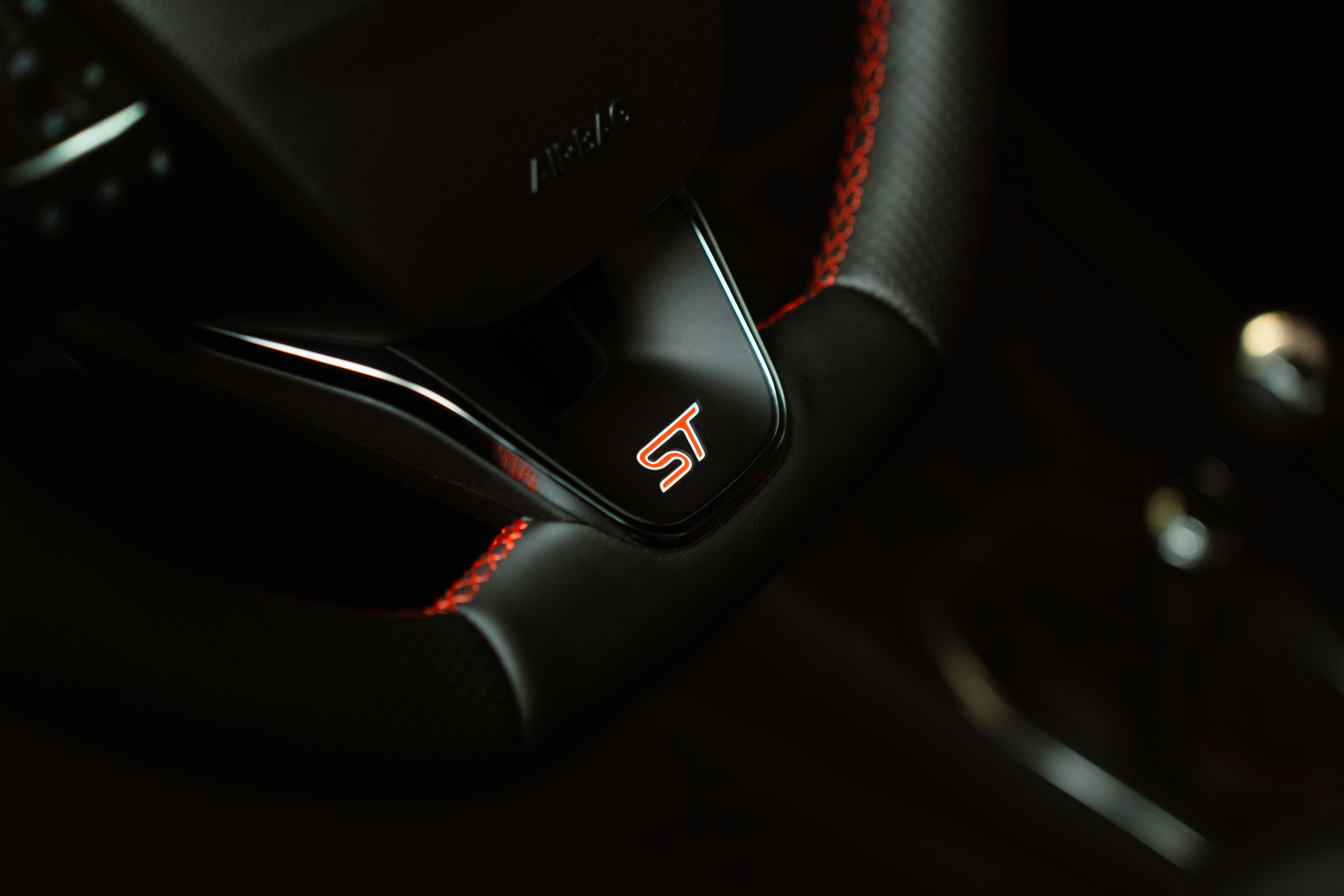 gros plan d’un volant dans une voiture