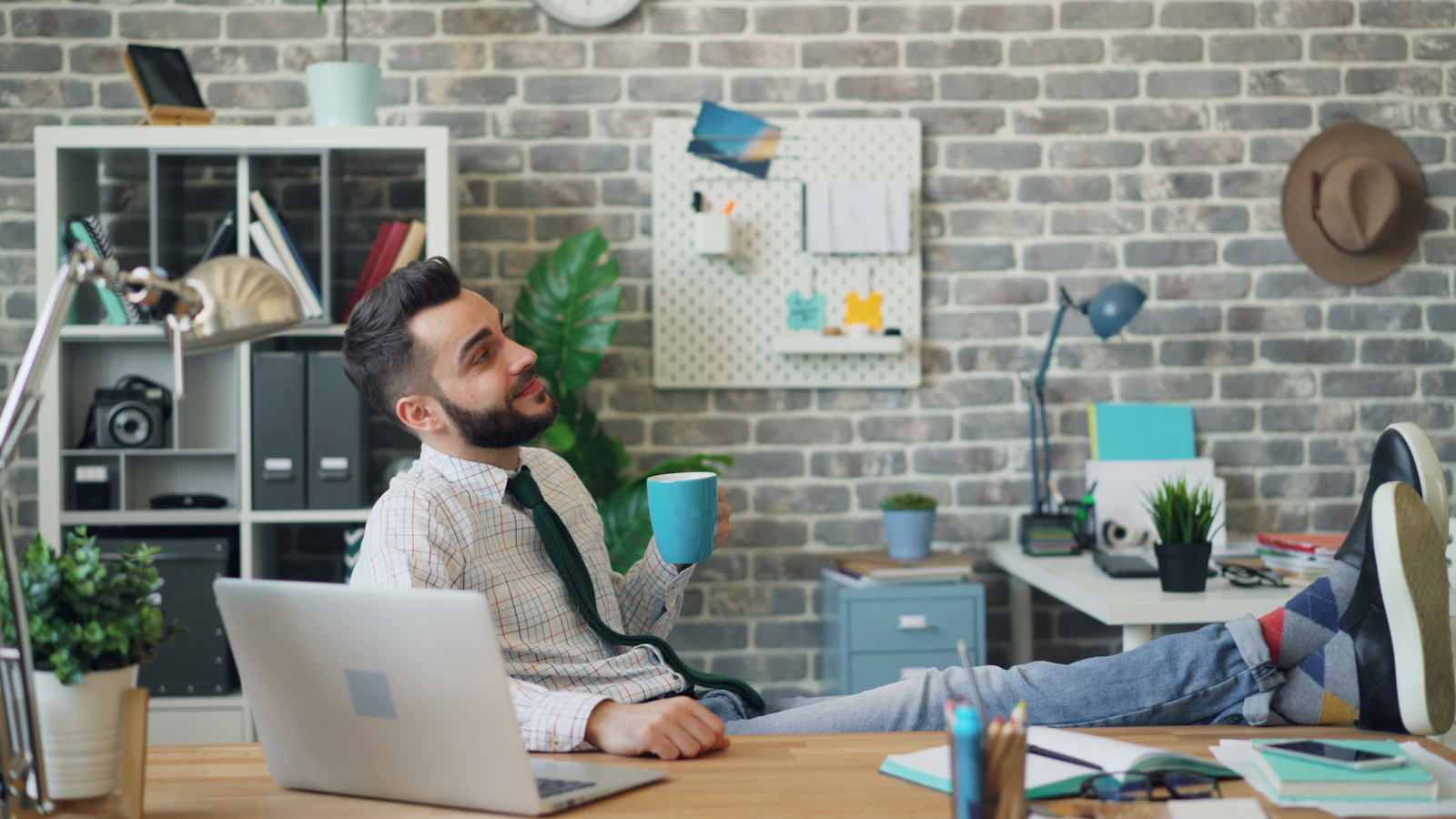 Mann mit Kaffee bei einer entspannten Arbeitspause ohne Zigarette