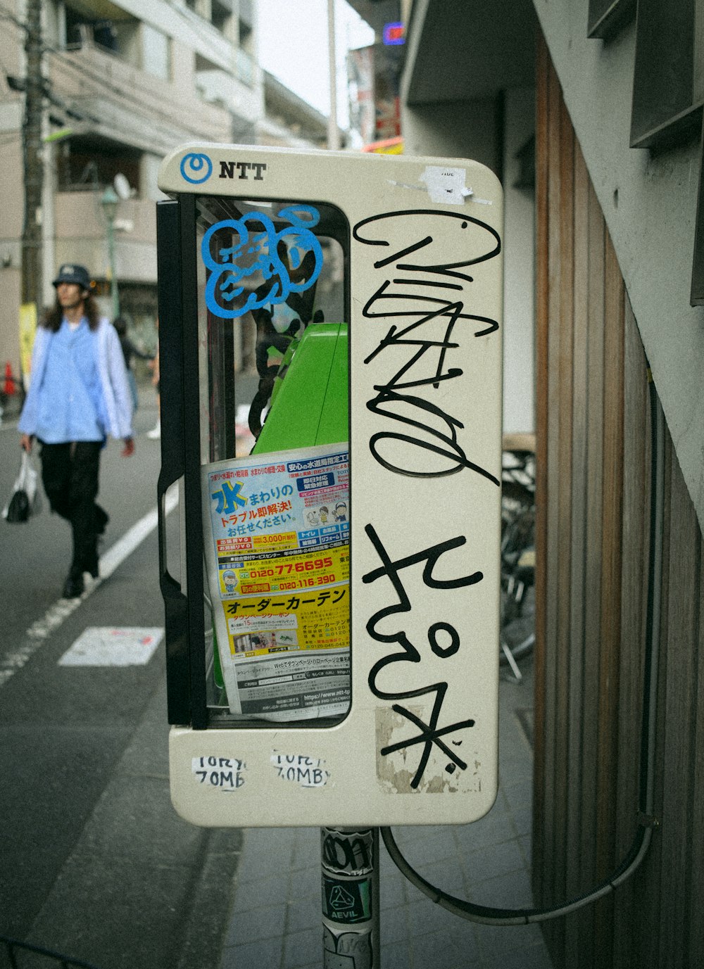 un cartello stradale che è stato vandalizzato con graffiti