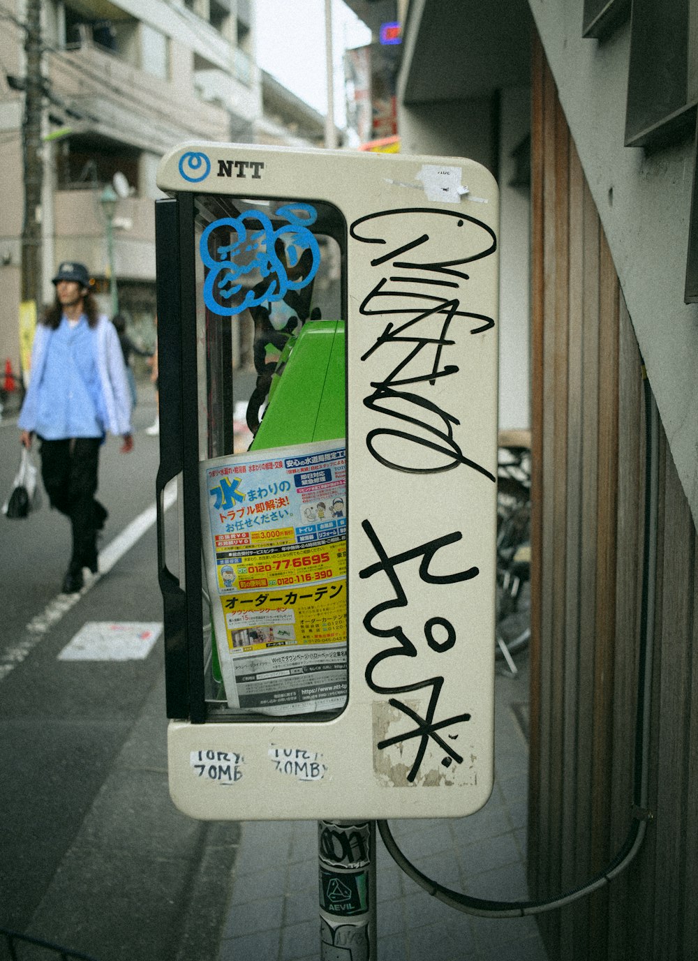 a street sign that has been vandalized with graffiti