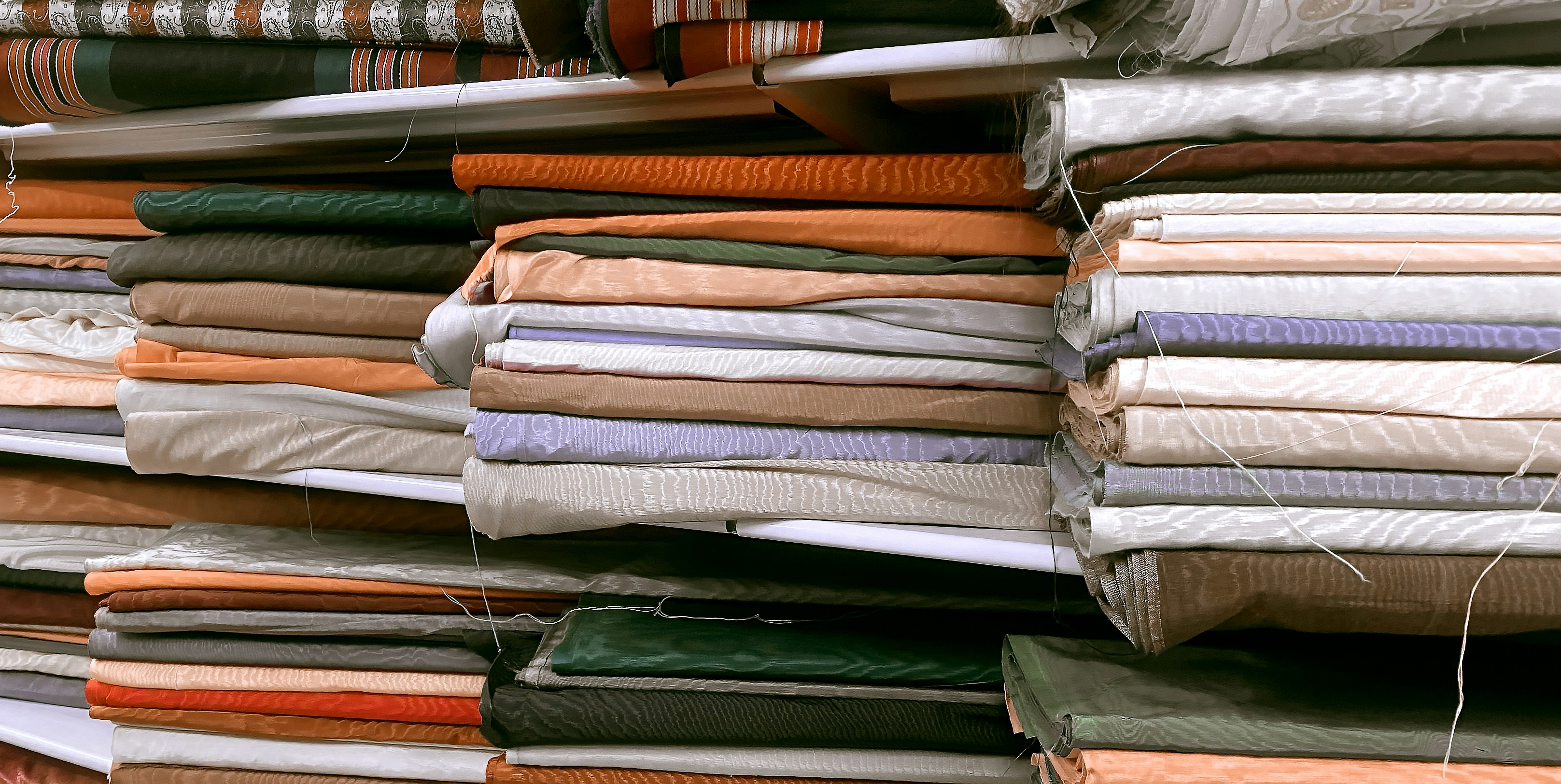 Una pila de ropa doblada una al lado de la otra foto – Imagen de Moda ...