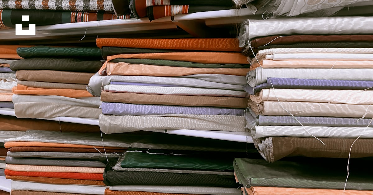 Una pila de ropa doblada una al lado de la otra foto – Imagen de Moda ...