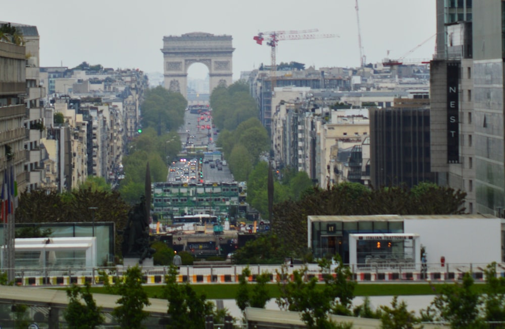 Una vista de una calle de la ciudad con un puente al fondo