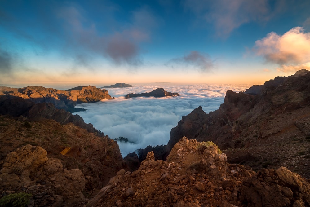 una vista delle montagne e delle nuvole dall'alto