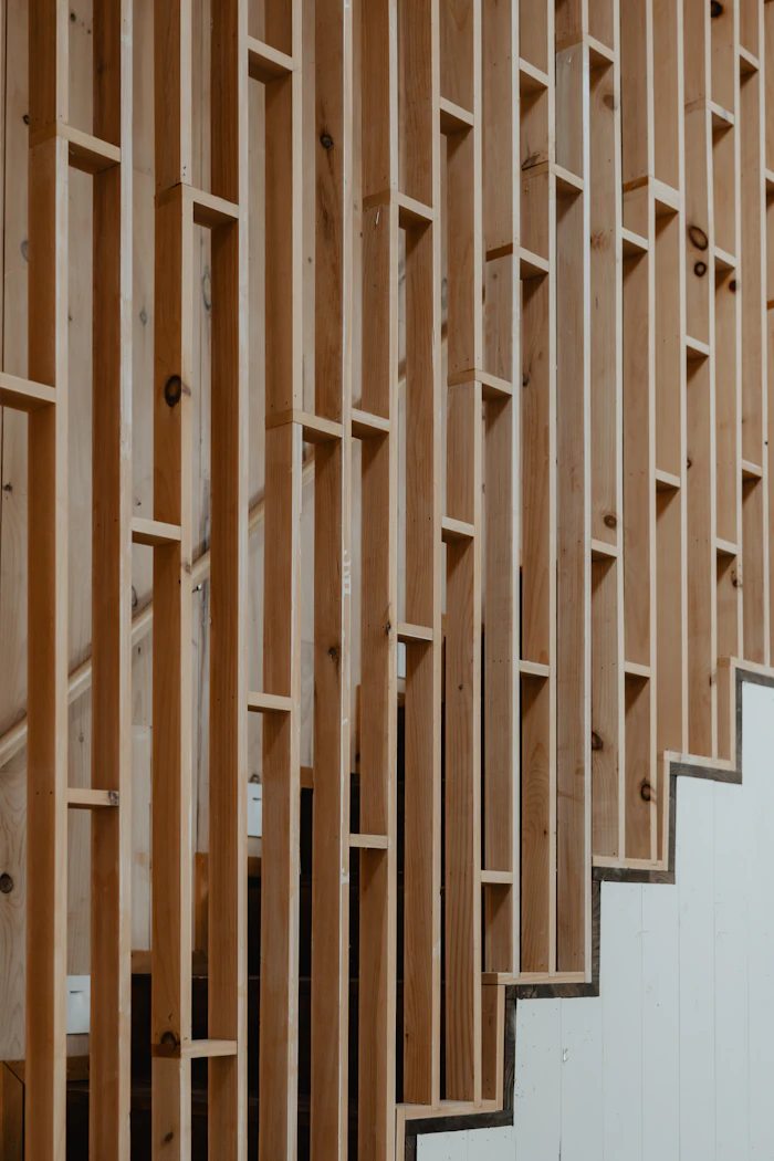 Treppe mit massiven Holzstufen, illustrative Aufnahme