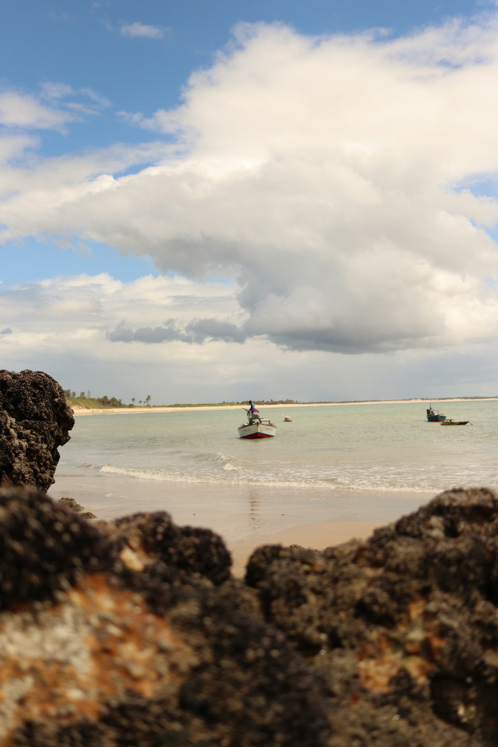 Un par de botes que están en el agua