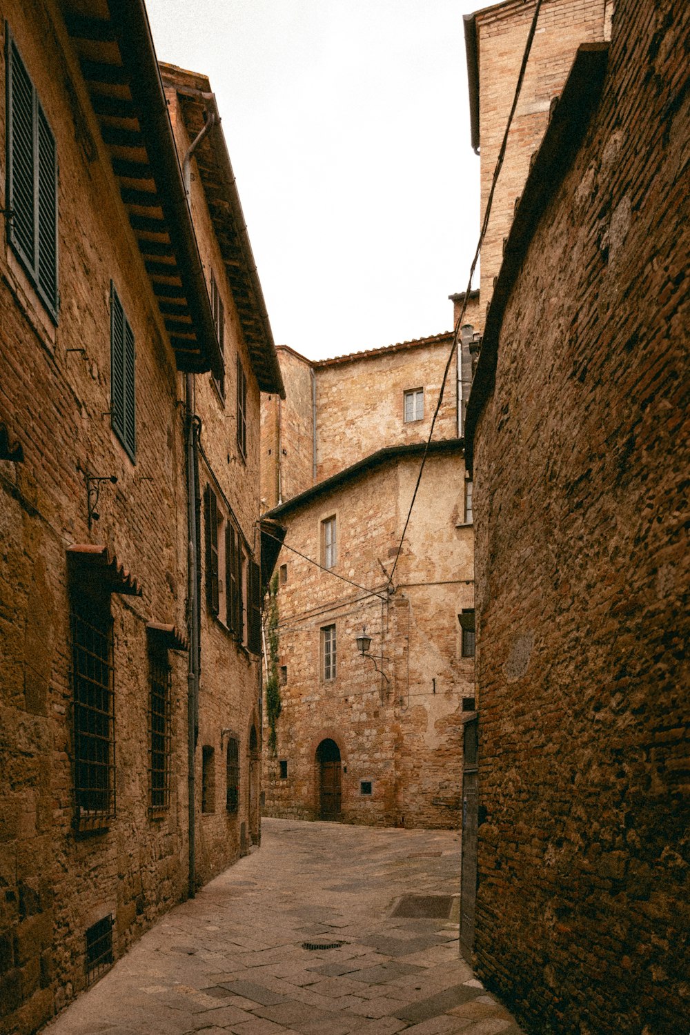 a narrow alley way between two buildings