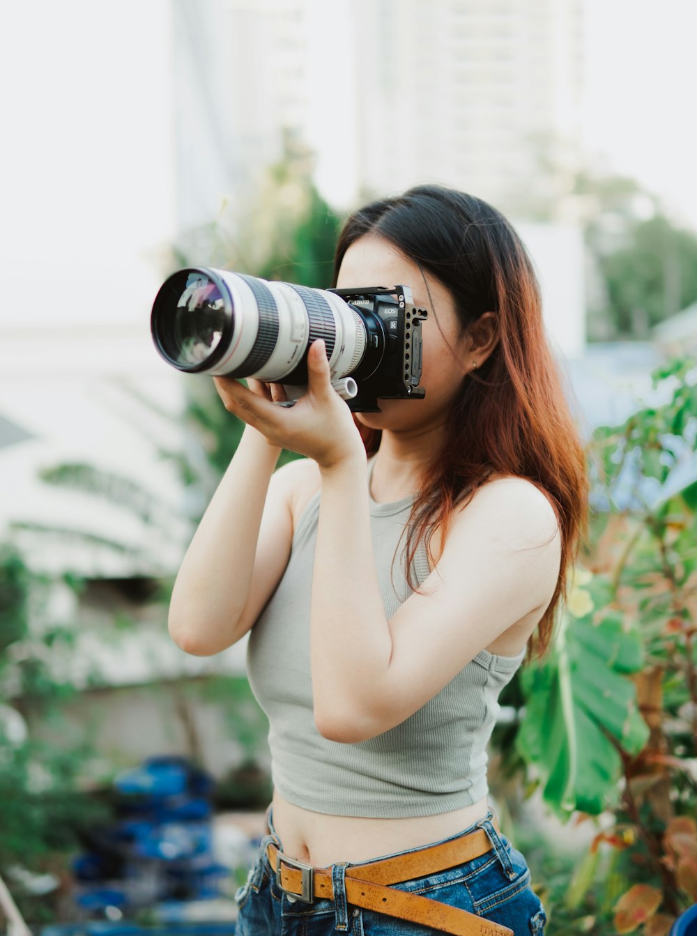 una mujer tomando una foto con una cámara