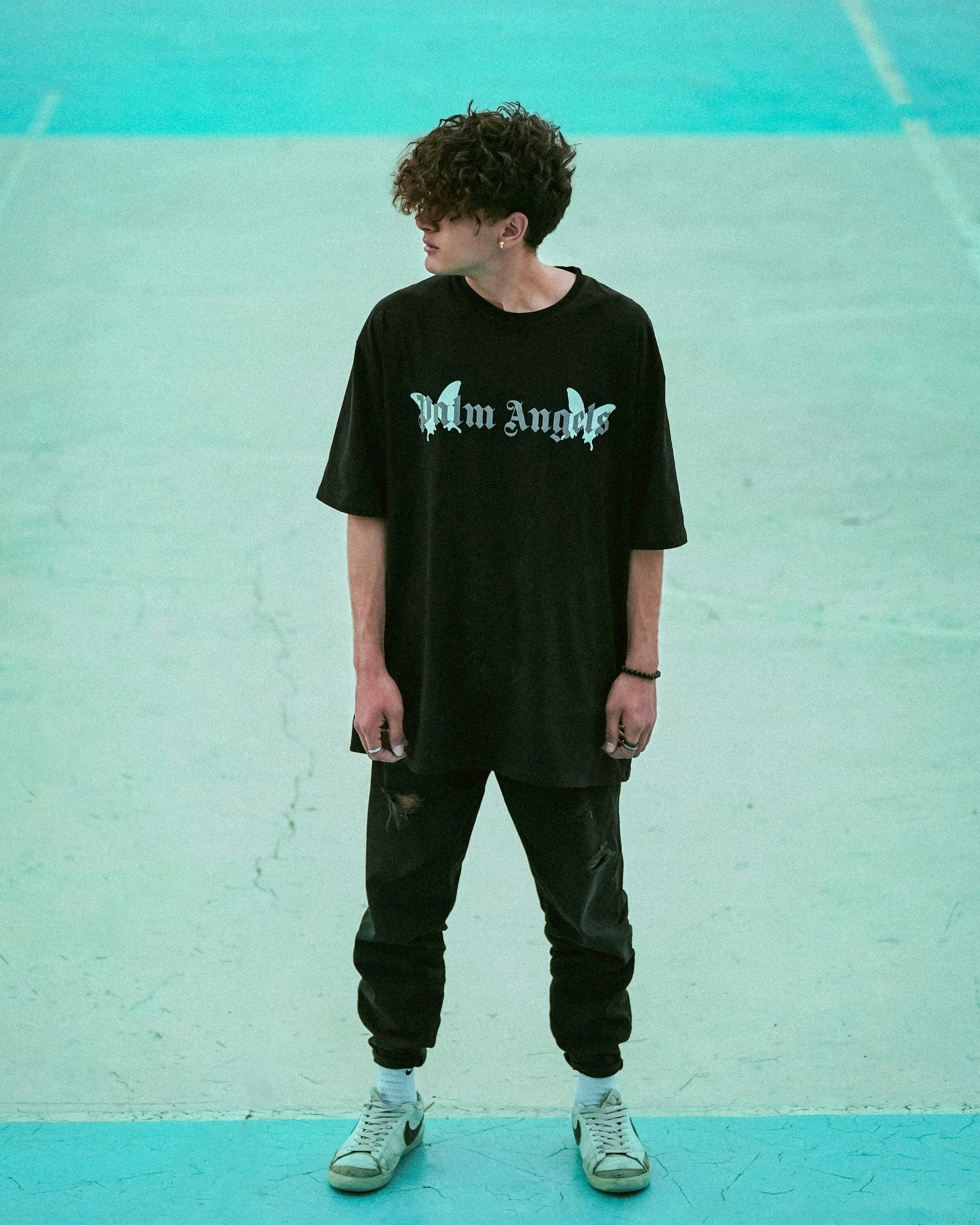 Ein junger Mann steht auf einem Tennisplatz