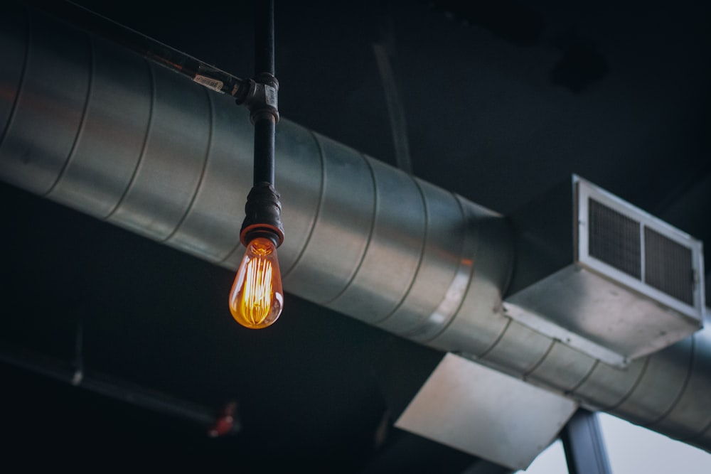 une ampoule suspendue au plafond d’un bâtiment