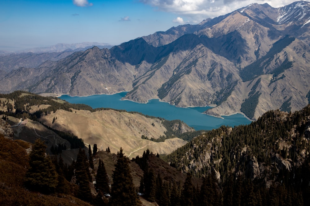 Una veduta di una catena montuosa con un lago al centro