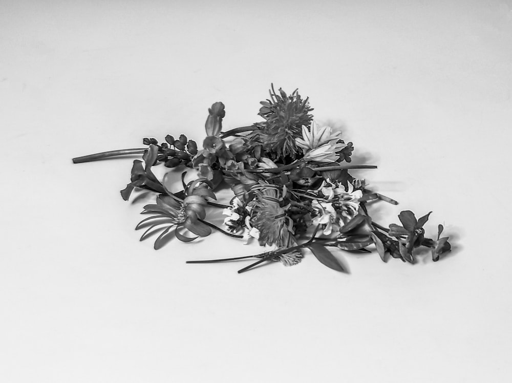 une photo en noir et blanc d’un bouquet de fleurs