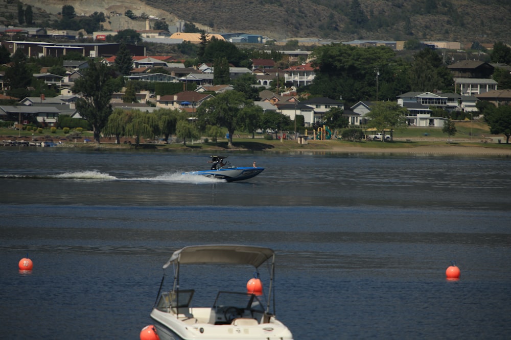 a boat is traveling on the water near houses