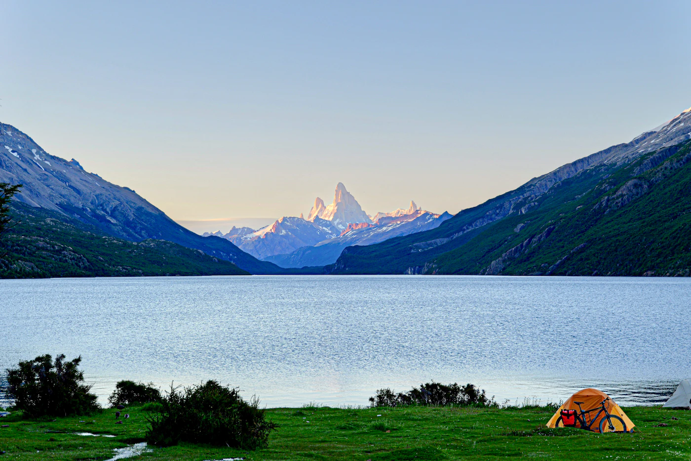 Zelt an einem Bergsee als Symbol für rauchfreies Camping