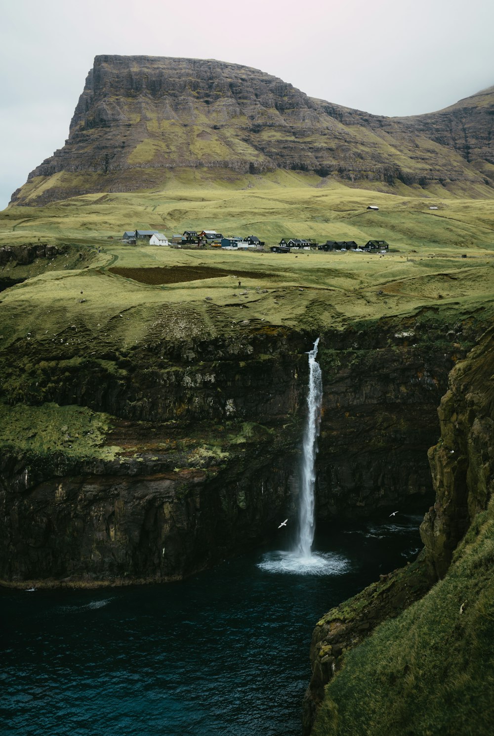 une chute d’eau au milieu d’un grand plan d’eau