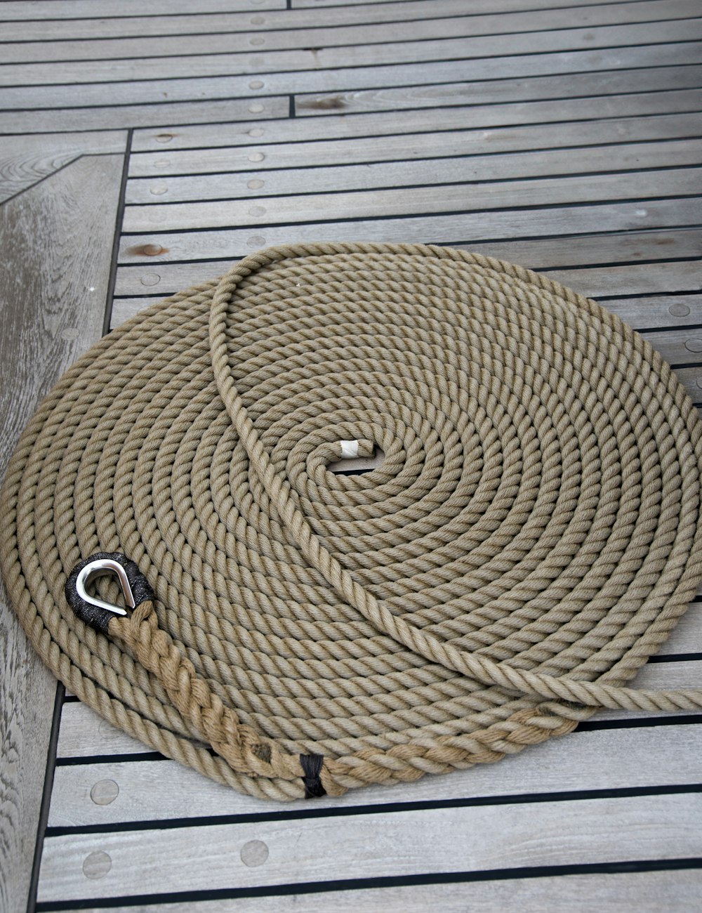Un primer plano de una cuerda en un suelo de madera
