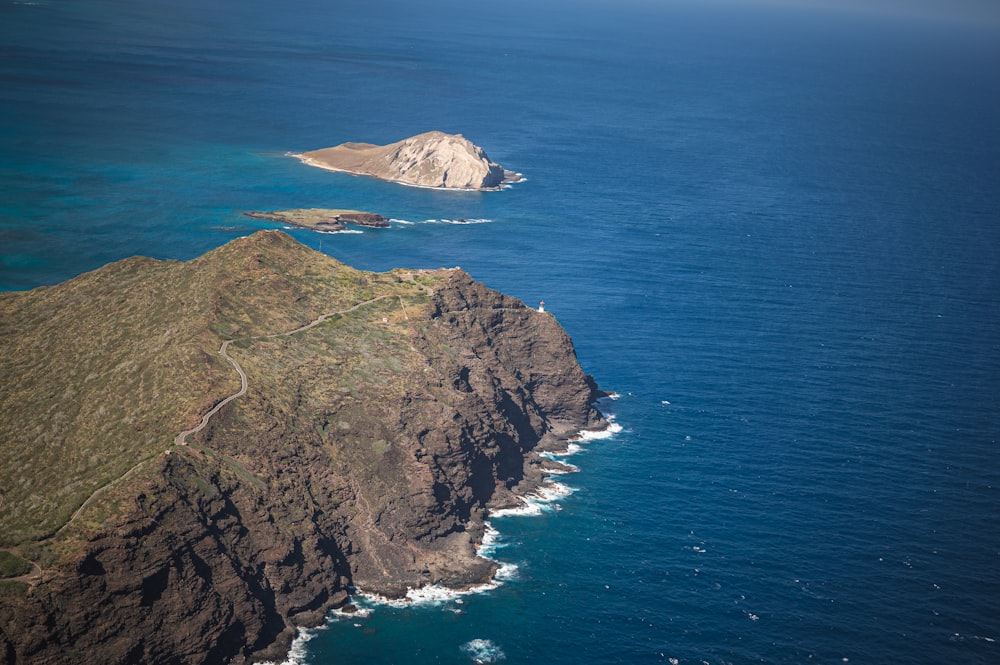 Une vue aérienne d’une île au milieu de l’océan