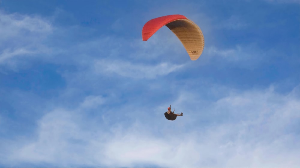 a person is para sailing in the blue sky