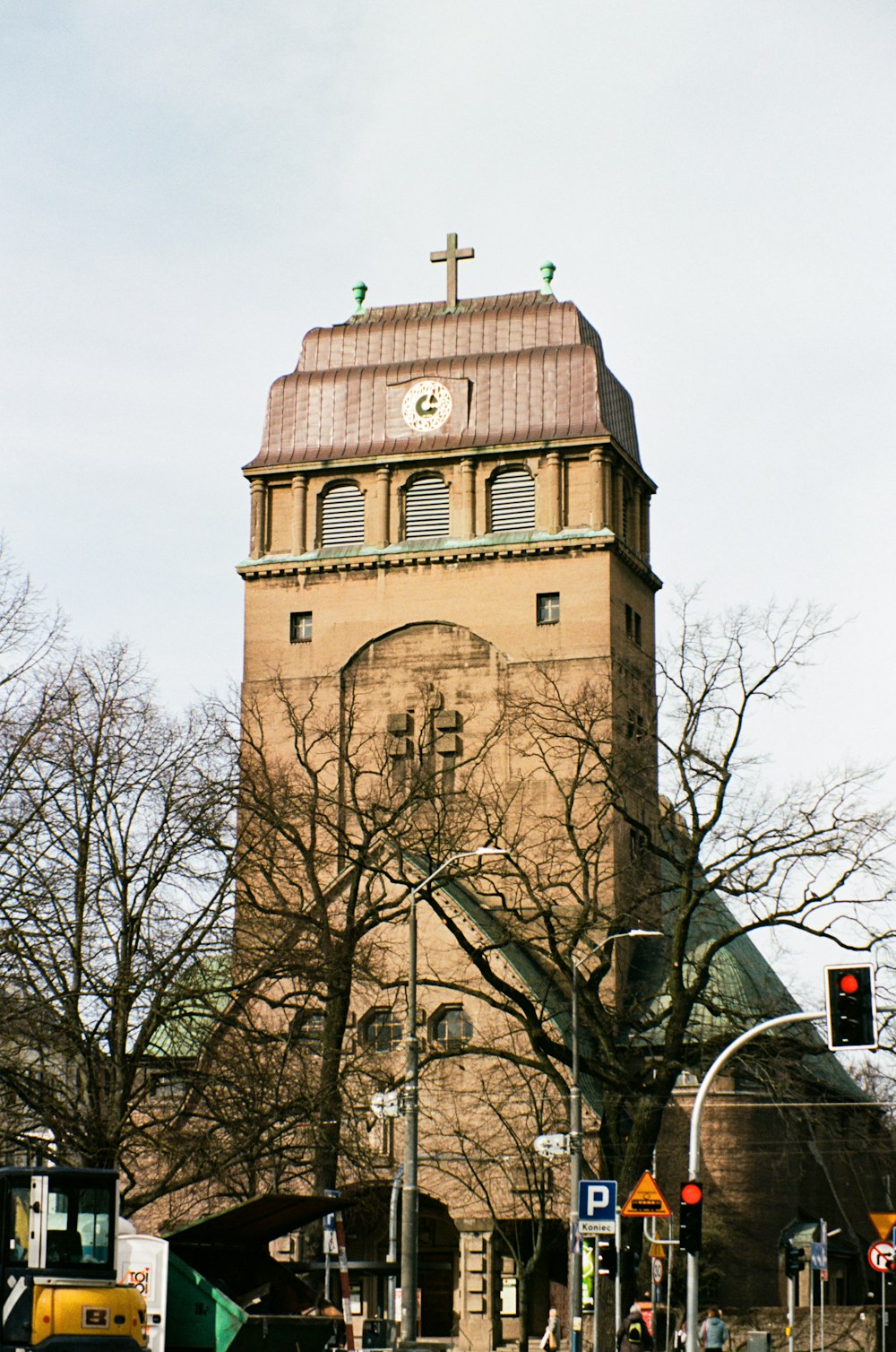 ein hoher Turm mit einem Kreuz auf der Spitze