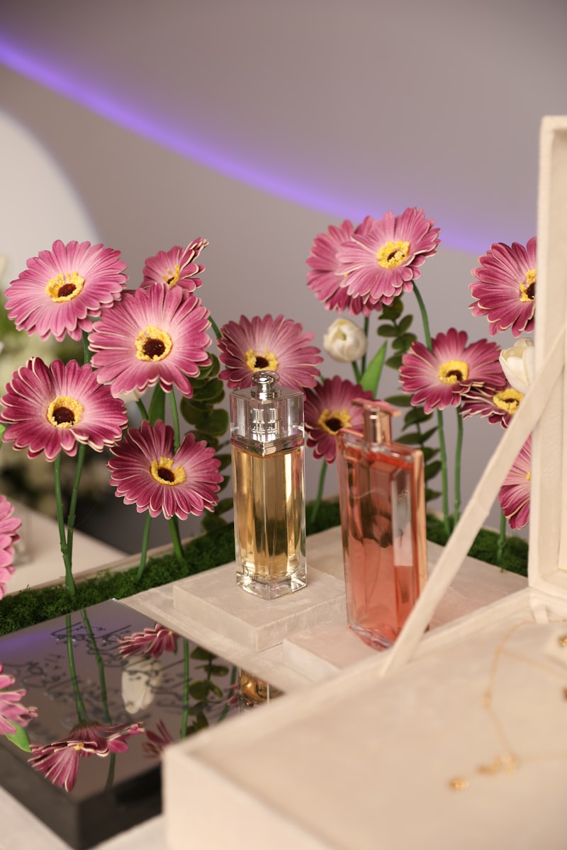 Parfum așezat lângă flori delicate