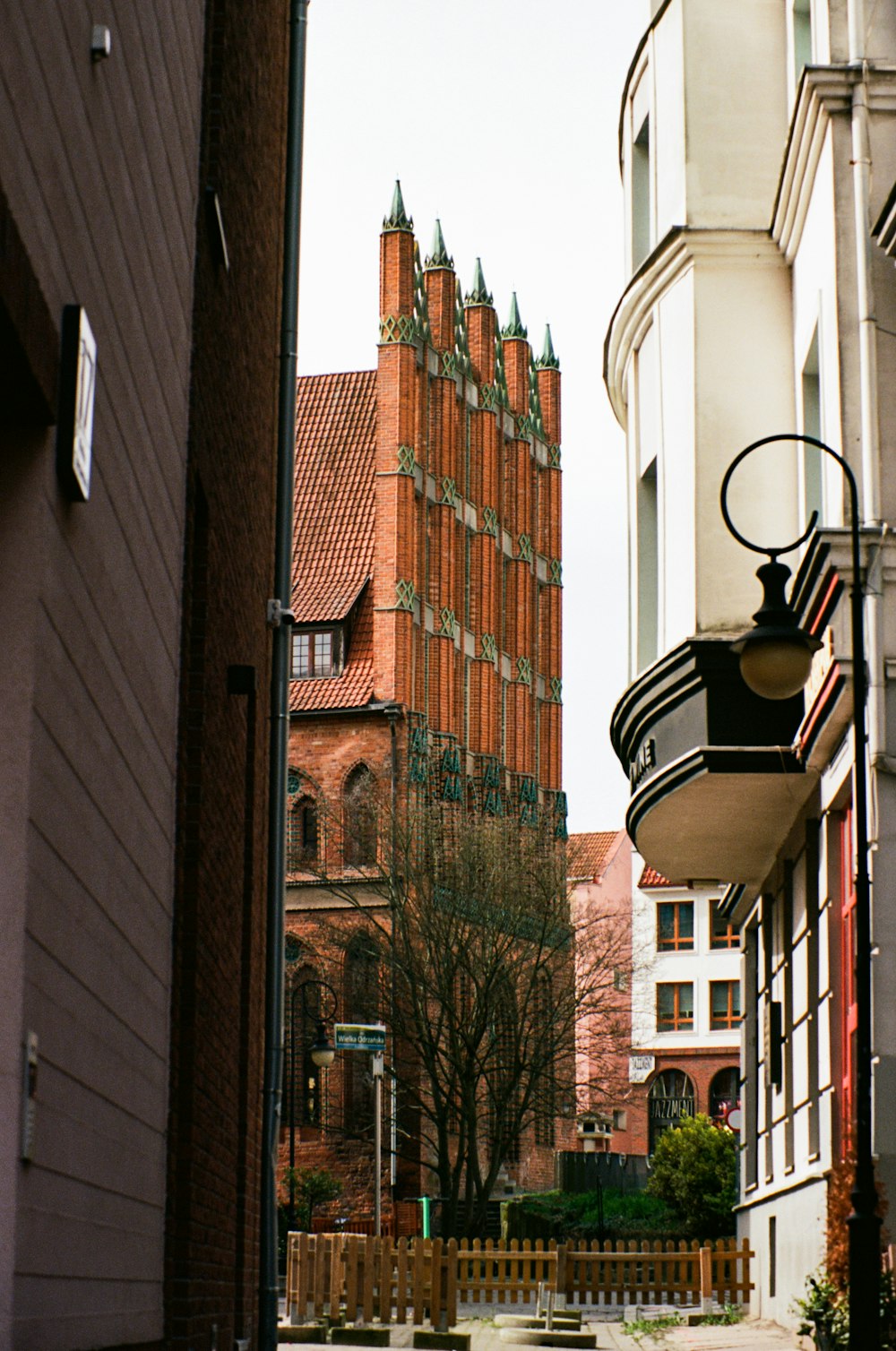 eine Straße mit einem Glockenturm im Hintergrund